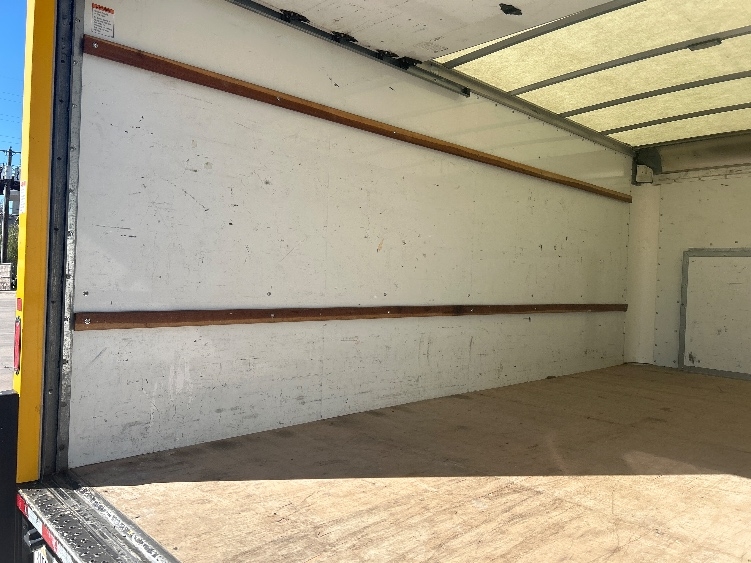 Used 2022 Ford E-350 - photo 13