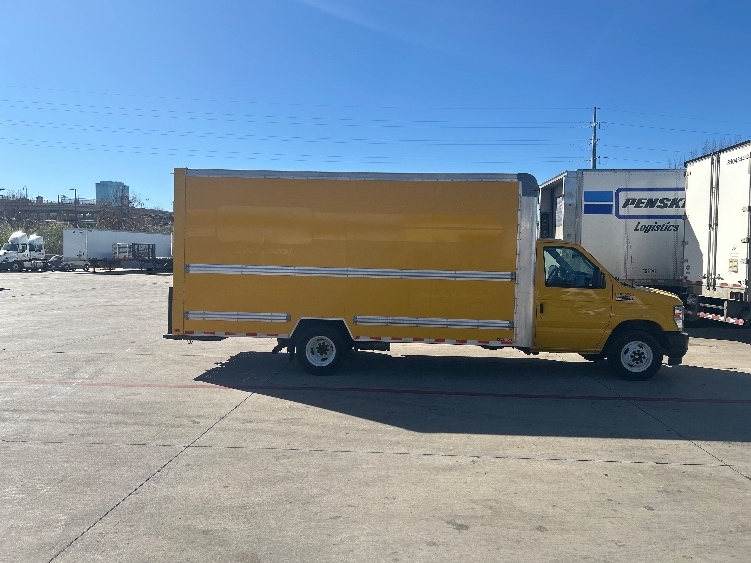 Used 2022 Ford E-350 - photo 17