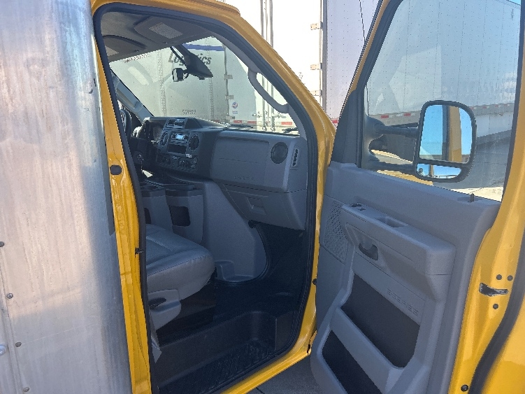 Used 2022 Ford E-350 - photo 22
