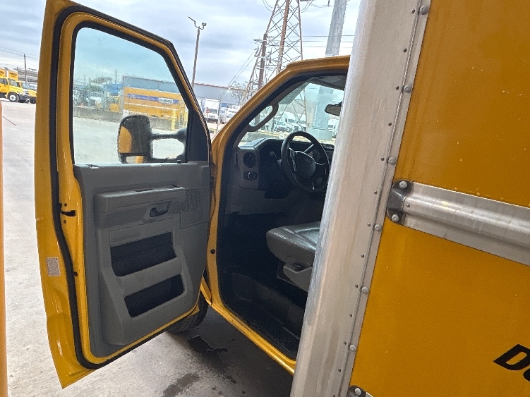 Used 2022 Ford E-350 - photo 18