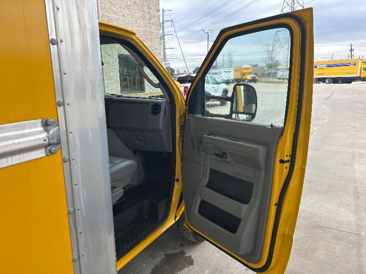 Used 2022 Ford E-350 - photo 22