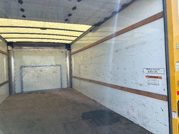 Used 2022 Ford E-350 - photo 14