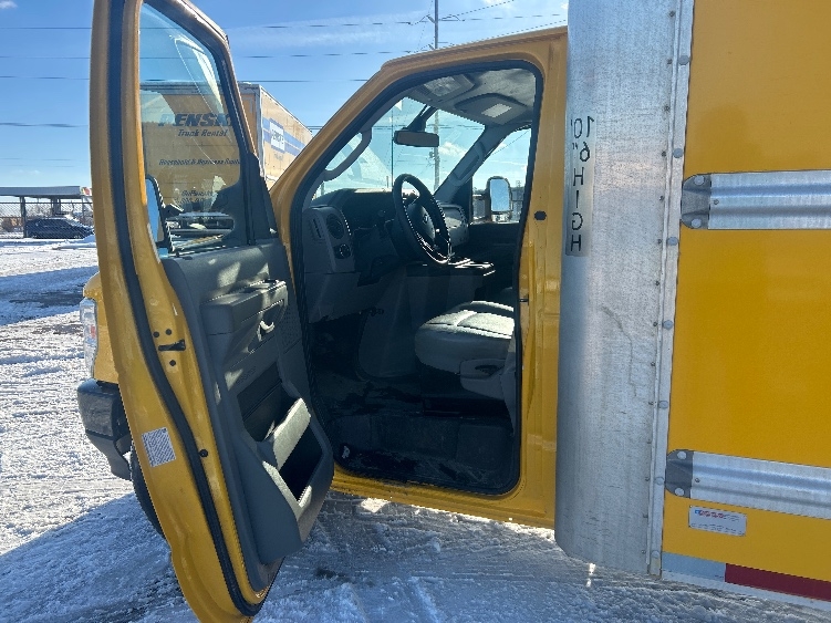 Used 2022 Ford E-350 - photo 18