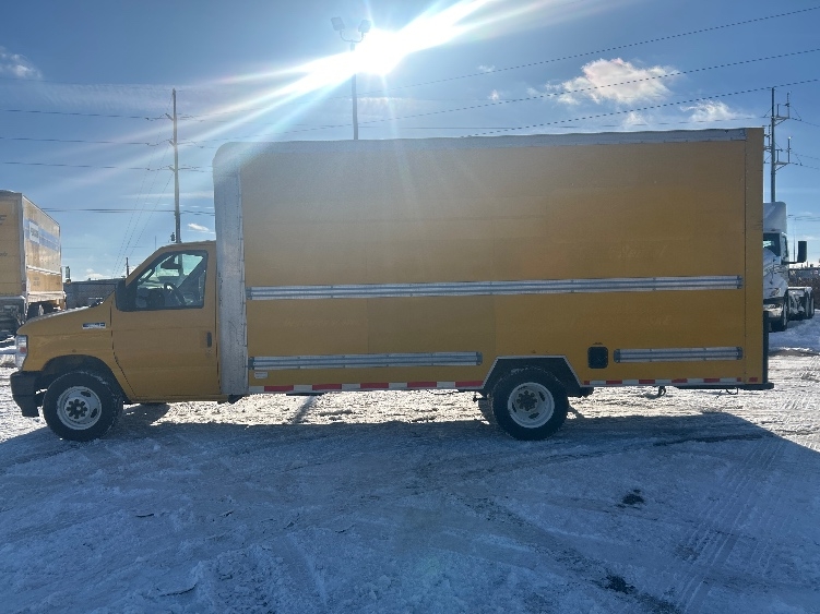 Used 2022 Ford E-350 - photo 6