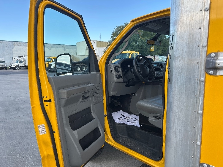 Used 2022 Ford E-350 - photo 14