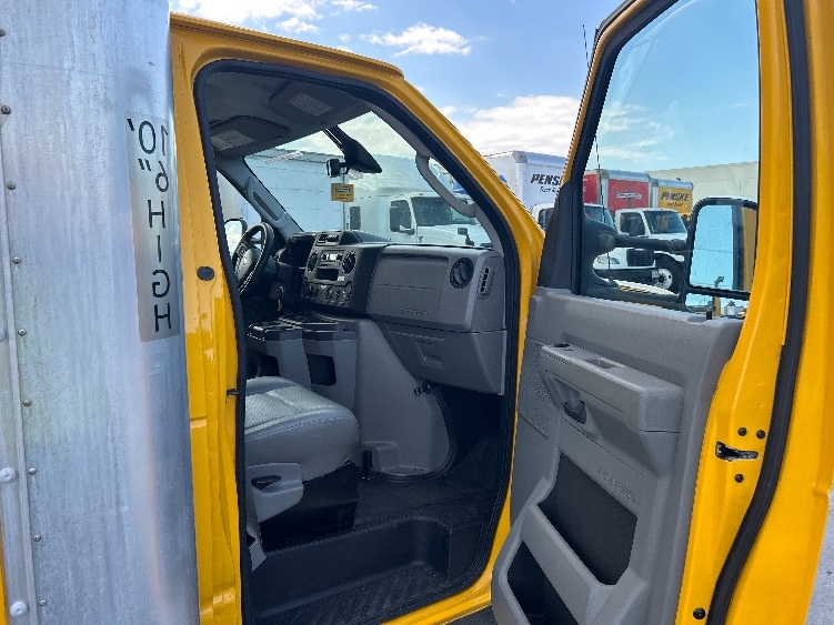 Used 2022 Ford E-350 - photo 18