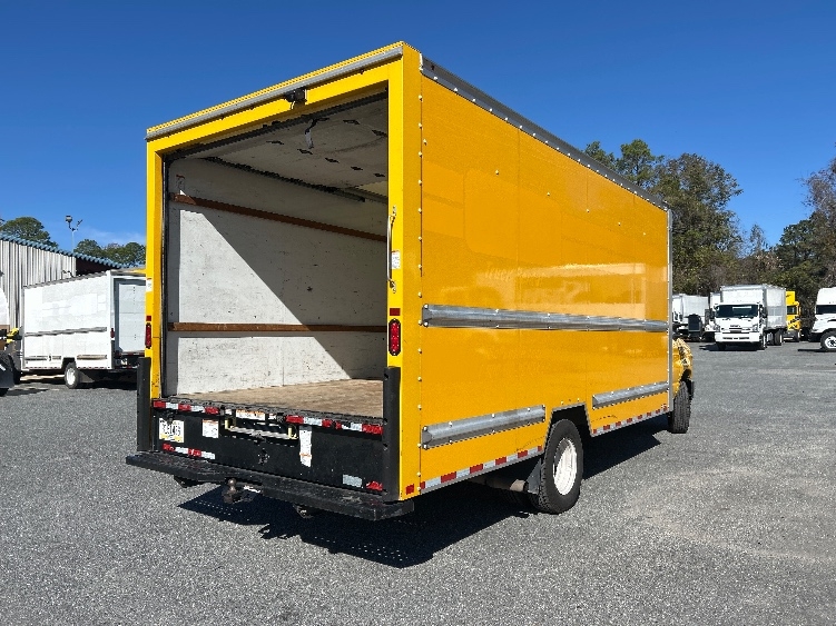 Used 2022 Ford E-350 - photo 15