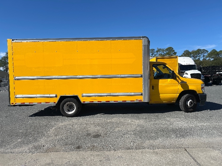 Used 2022 Ford E-350 - photo 17