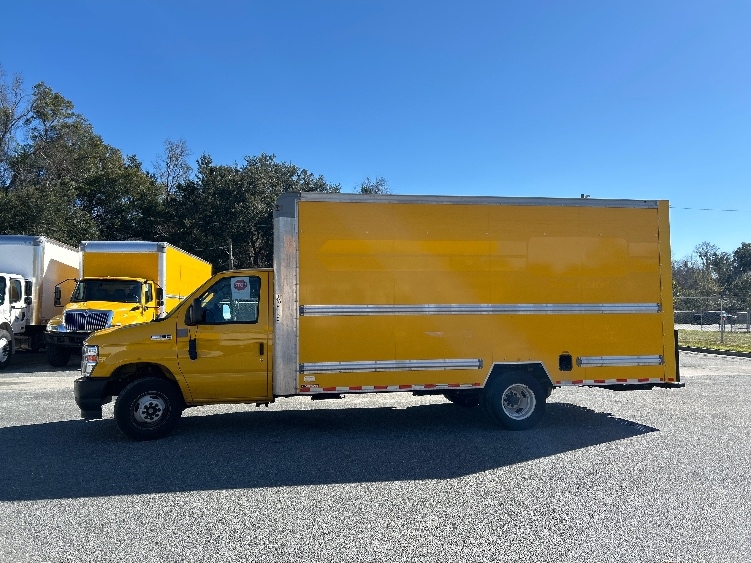 Used 2022 Ford E-350 - photo 6