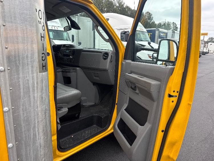 Used 2022 Ford E-350 - photo 21