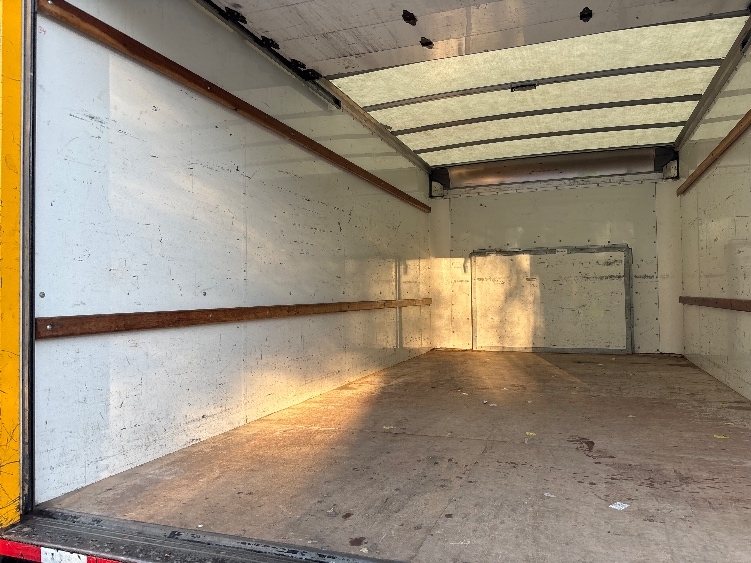 Used 2022 Ford E-350 - photo 12