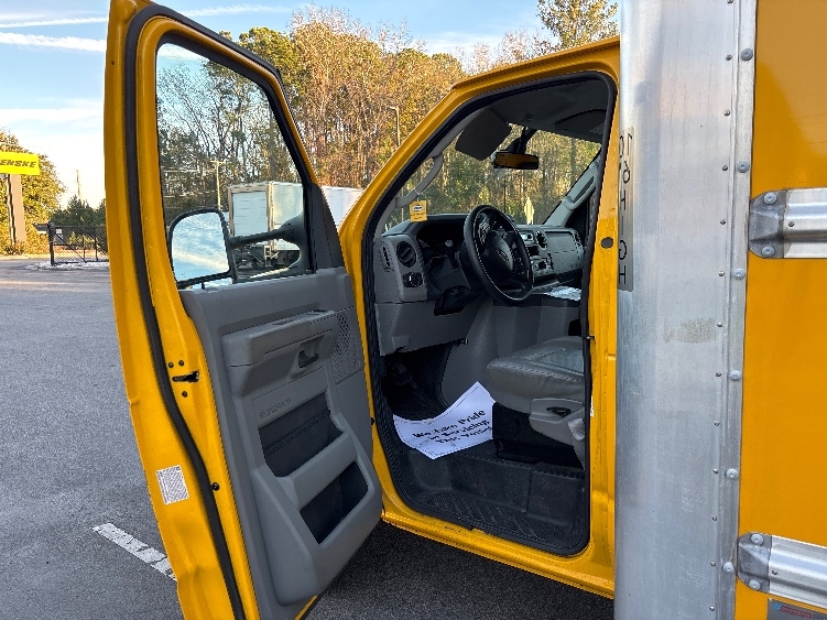 Used 2022 Ford E-350 - photo 17
