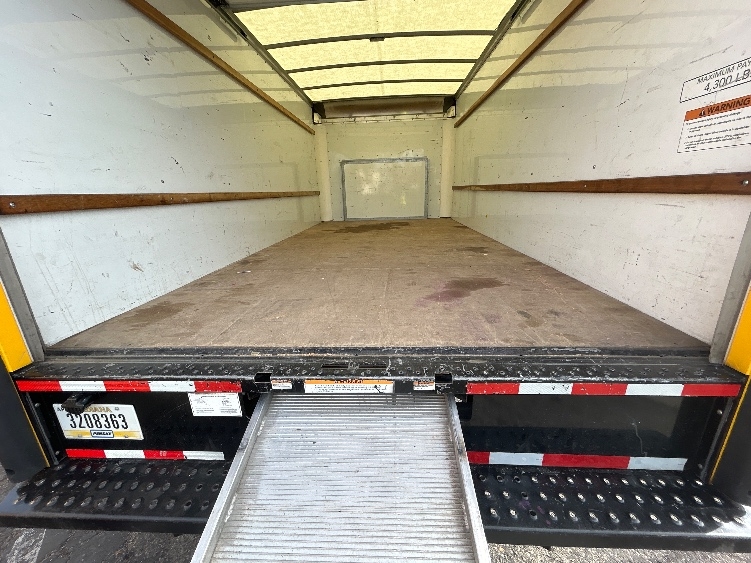 Used 2023 Ford E-350 - photo 12