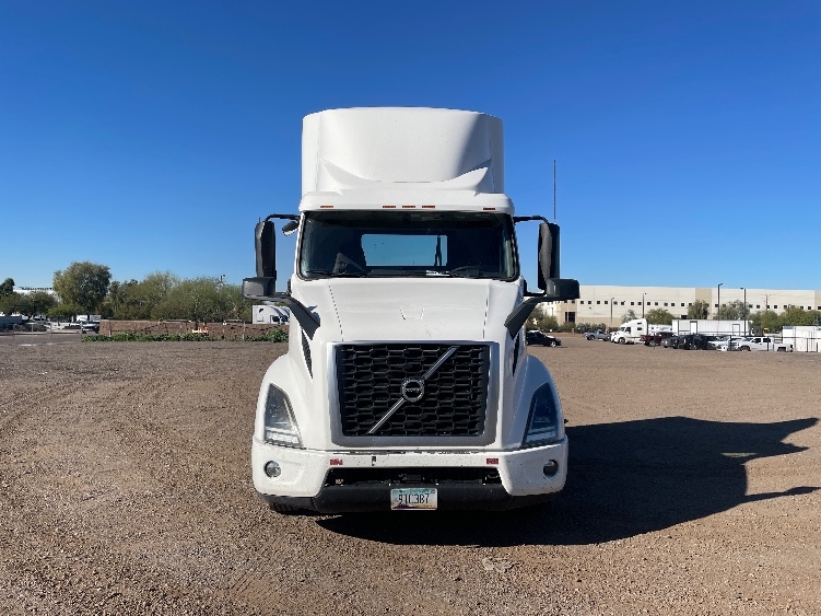 Used 2020 Volvo VNR - photo 2