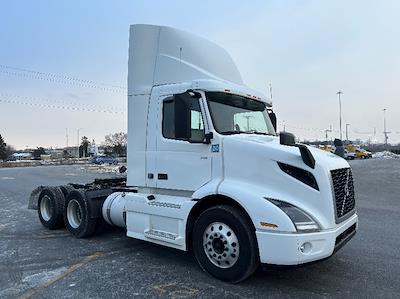Used 2021 Volvo VNR - photo 1
