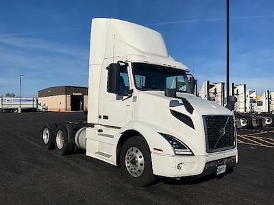 Used 2021 Volvo VNR - photo 1
