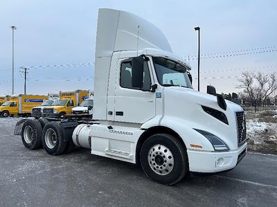 Used 2021 Volvo VNR - photo 1