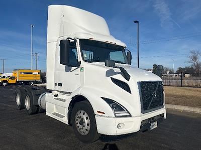 Used 2021 Volvo VNR - photo 1