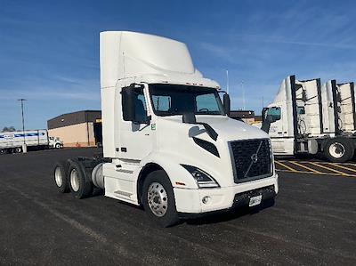 Used 2021 Volvo VNR - photo 1