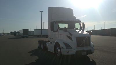 Used 2021 Volvo VNR - photo 1