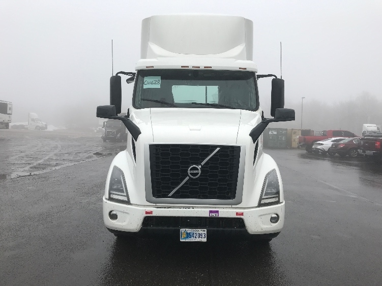 Used 2020 Volvo VNR - photo 2