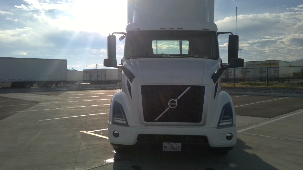Used 2021 Volvo VNR - photo 2