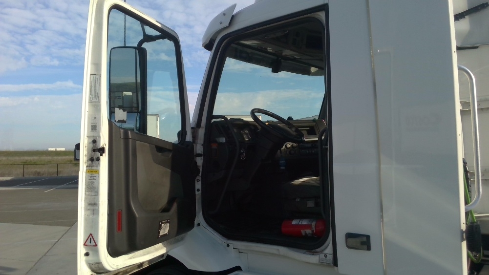 Used 2021 Volvo VNR - photo 11