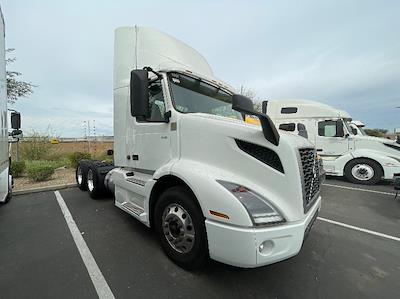 Used 2021 Volvo VNR - photo 1