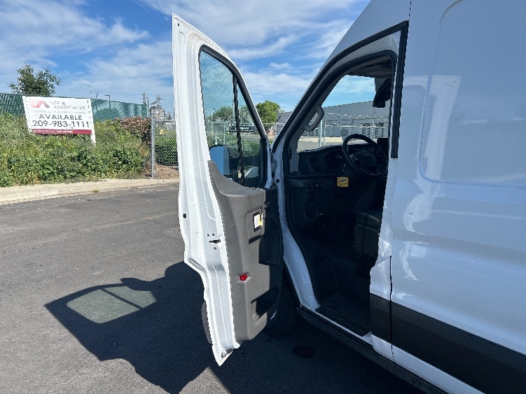 Used 2022 Ford E-Transit 350 - photo 18