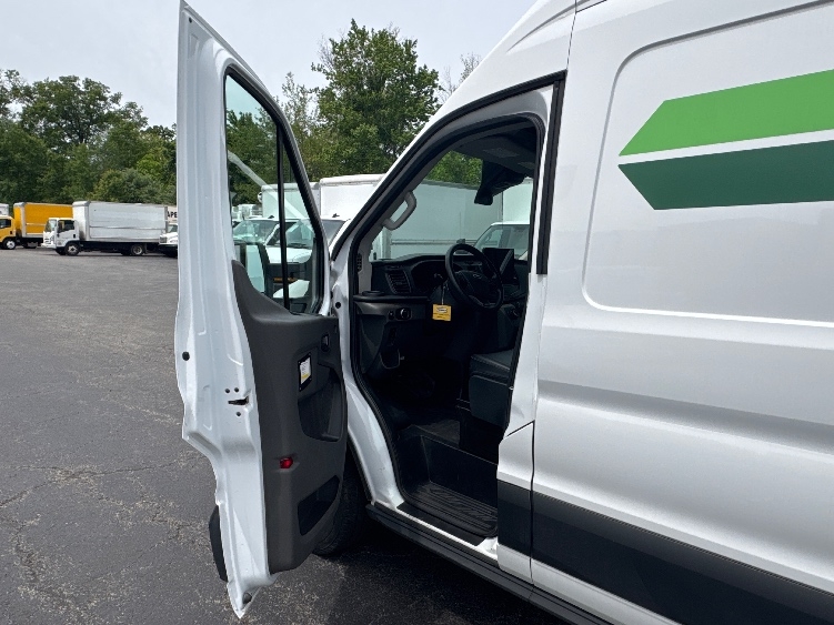 Used 2022 Ford E-Transit 350 - photo 16