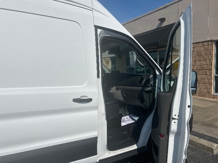 Used 2022 Ford E-Transit 350 - photo 18