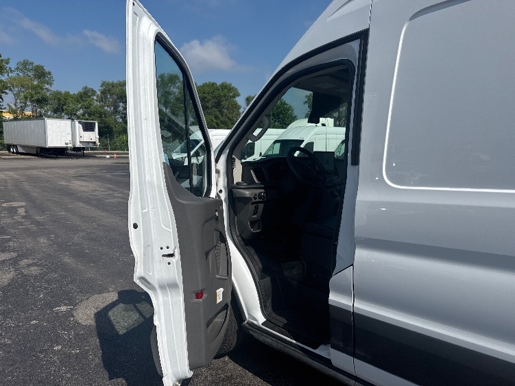 Used 2022 Ford E-Transit 350 - photo 18