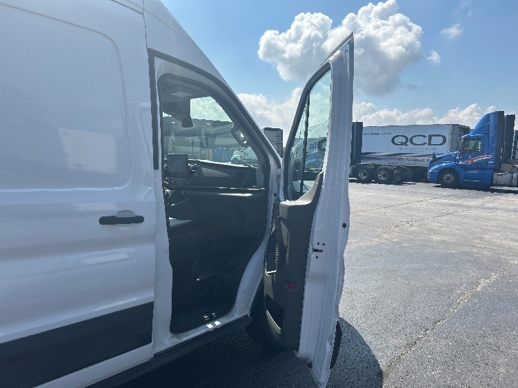 Used 2022 Ford E-Transit 350 - photo 22
