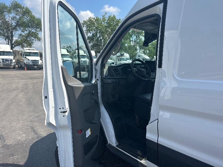 Used 2022 Ford E-Transit 350 - photo 18