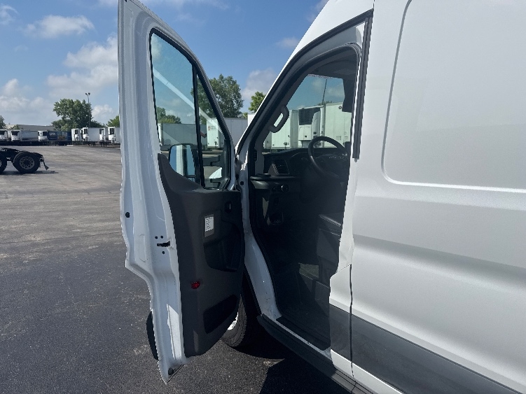 Used 2022 Ford E-Transit 350 - photo 18