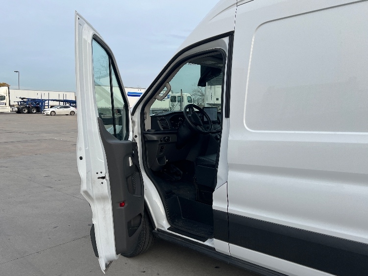 Used 2022 Ford E-Transit 350 - photo 18