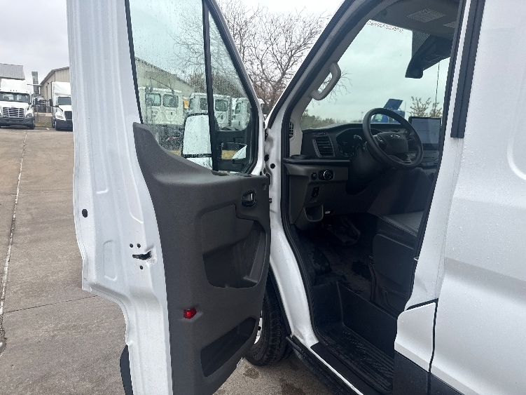 Used 2022 Ford E-Transit 350 - photo 18