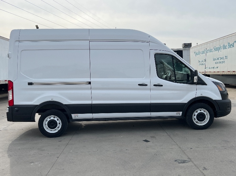 Used 2022 Ford E-Transit 350 - photo 17