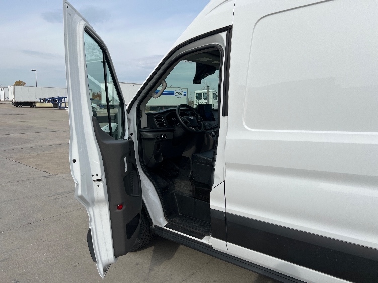 Used 2022 Ford E-Transit 350 - photo 18