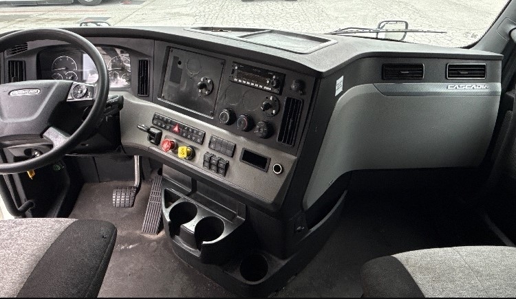 Used 2021 Freightliner Cascadia - photo 12