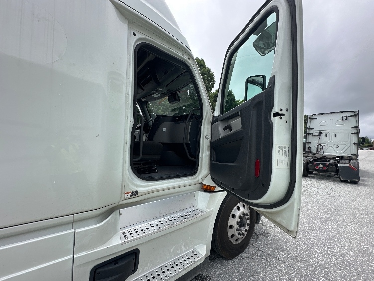 Used 2021 Freightliner Cascadia - photo 14