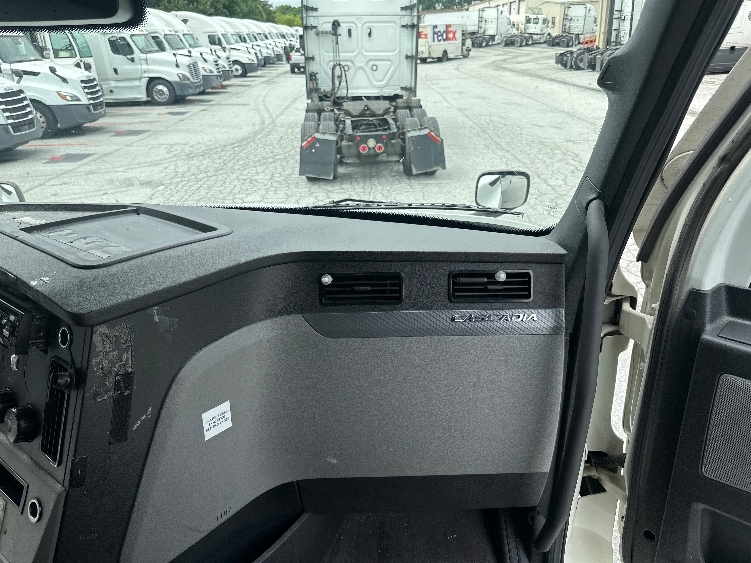 Used 2021 Freightliner Cascadia - photo 15