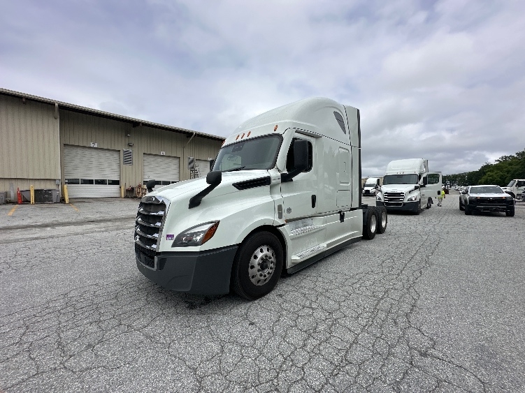Used 2021 Freightliner Cascadia - photo 2