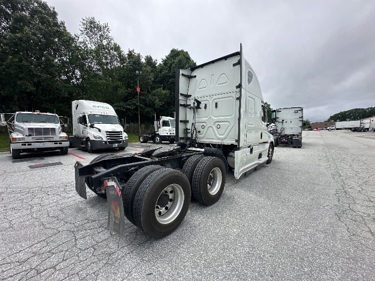 Used 2021 Freightliner Cascadia - photo 8