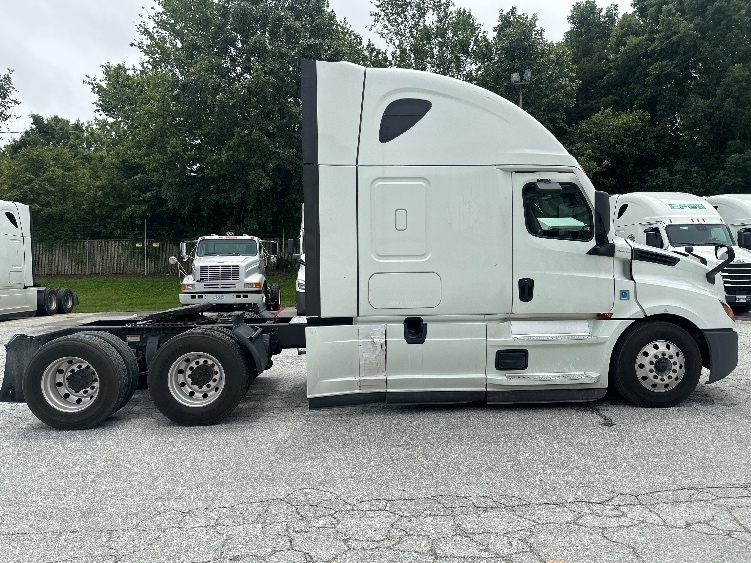 Used 2021 Freightliner Cascadia - photo 9