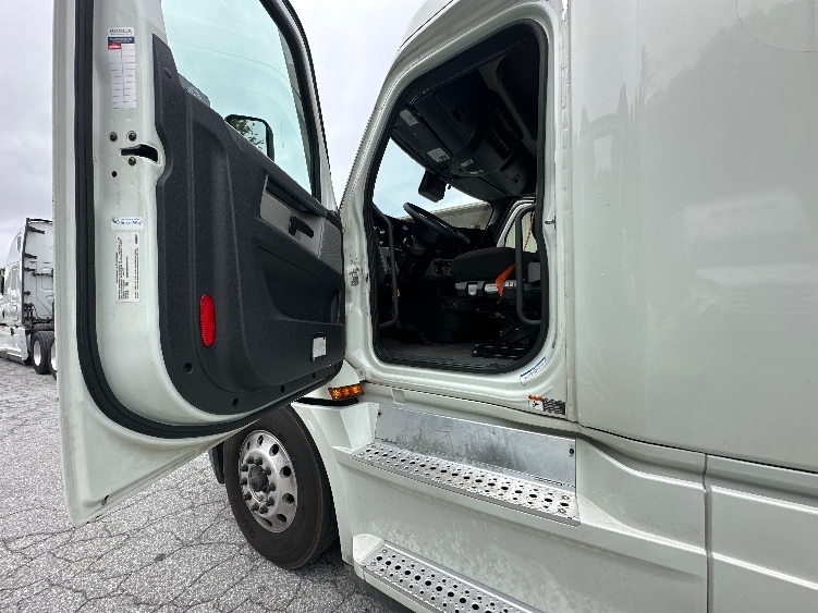 Used 2021 Freightliner Cascadia - photo 10