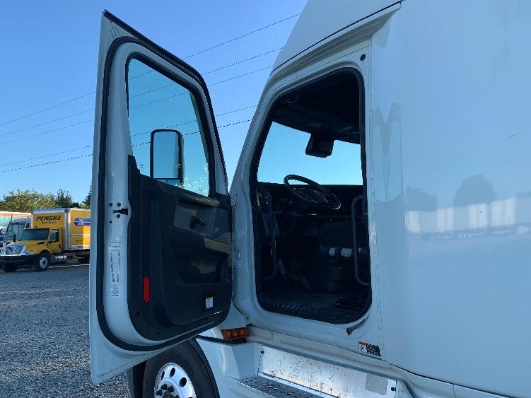 Used 2021 Freightliner Cascadia - photo 11