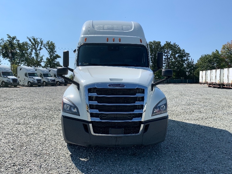 Used 2021 Freightliner Cascadia - photo 2