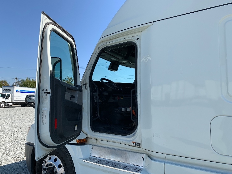 Used 2021 Freightliner Cascadia - photo 11