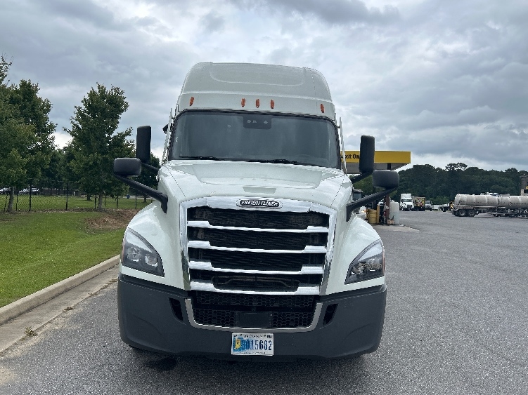 Used 2021 Freightliner Cascadia - photo 2
